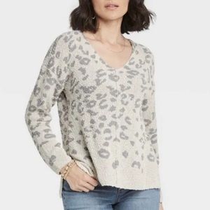 NWOT Knox Rose white gray leopard v-neck sweater